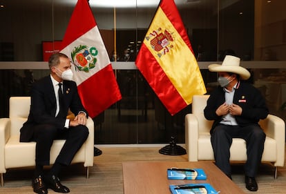 El rey de España, Felipe VI, y el presidente electo de Perú, Pedro Castillo