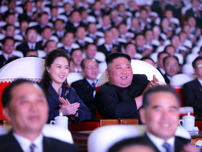 La primera dama norcoreana, Ri Sol Ju, y su marido, el líder supremo Kim Jong Un, en su asistencia el miércoles a un concierto en Pyongyang