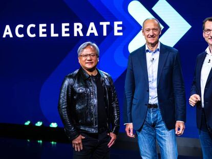 Jensen Huang, fundador y CEO de NVIDIA; Roland Busch, presidente y CEO de Siemens AG, y Milan Nedeljkovic, miembro de la junta de BMW, este miércoles en Munich. 