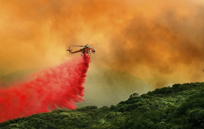 Un helicóptero del Servicio Forestal de los Estados Unidos trabaja para extinguir un incendio en Whittier, en el condado de Santa Bárbara, California (EE UU).