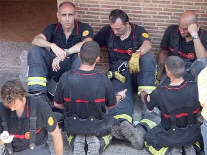 Un grupo de bomberos descansa tras las labores de rescate.