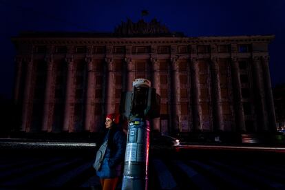 Una mujer frente al edificio dañado de la Administración Estatal Regional de Kharkiv, el sábado, en medio de la invasión militar de Rusia en Ucrania. Ese día, la compañía estatal de energía de Ucrania anunció un racionamiento de electricidad en Kiev y en varias otras regiones del país después de los cortes de electricidad ya impuestos para limitar el consumo.