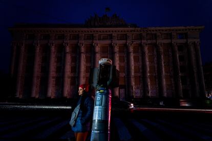 Una mujer frente al edificio dañado de la Administración Estatal Regional de Kharkiv, el sábado, en medio de la invasión militar de Rusia en Ucrania. Ese día, la compañía estatal de energía de Ucrania anunció un racionamiento de electricidad en Kiev y en varias otras regiones del país después de los cortes de electricidad ya impuestos para limitar el consumo. 