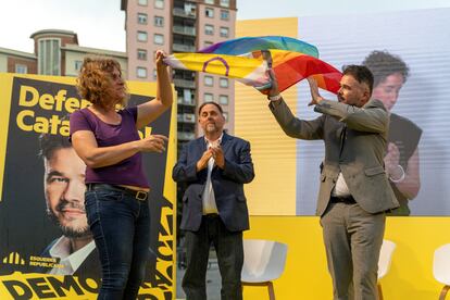 Oriol Junqueras y Gabriel Rufián, durante el acto de inicio de campaña electoral de ERC en la plaza Torres Casanova, en Barcelona.