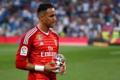 Keylor, con el trofeo de mejor jugador de la pasada Champions.