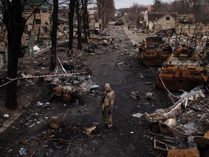 Un soldado ucraniano entre tanques destrozados, en una calle de Bucha (Ucrania), este abril.
