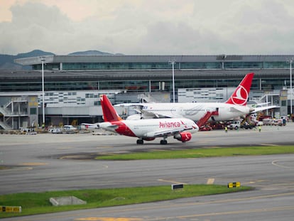 Vista del área de salidas internacionales del aeropuerto en Bogotá, Colombia, en marzo.