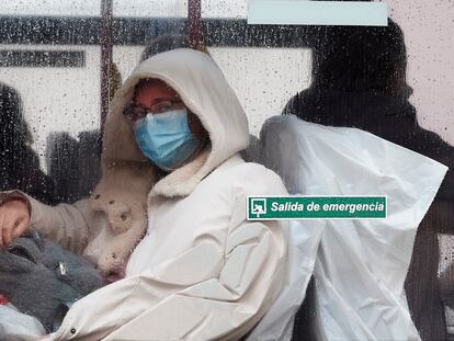 Pacientes del hospital Gregorio Marañón de Madrid son trasladados este martes a Ifema en un autobús municipal.