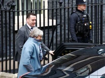 La primera ministra británica insiste a Bruselas que acepte reabrir la negociación de salida de la Unión Europea