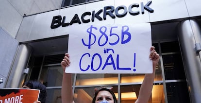 Protesta contra las inversiones de BlackRock ante su sede, en Nueva York, el 25 de mayo pasado.