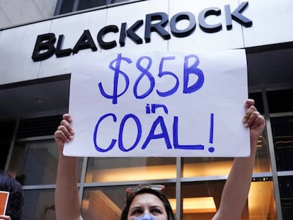 Protesta contra las inversiones de BlackRock ante su sede, en Nueva York, el 25 de mayo pasado.