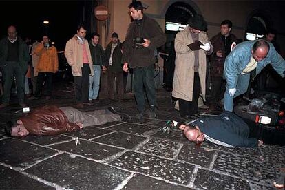 Los cadáveres de dos miembros de la Camorra, asesinados por una familia rival, yacen en una calle del centro de Nápoles.