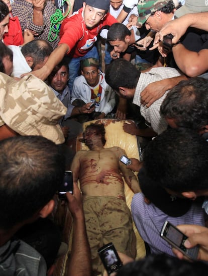 Una multitud se agolpa sobre el cadáver de Gadafi, tras ser trasladado a Misrata.