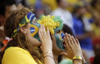 A torcida brasileira apoia seu time no estádio Manuel Garrincha, em Brasília.