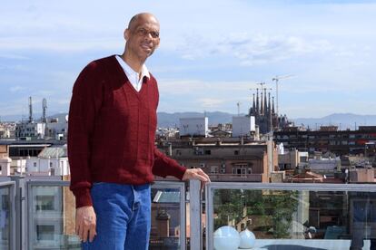 Kareem Abdul-Jabbar posa para una entrevista con EL PAÍS.