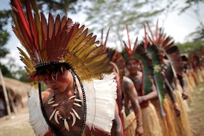 Indígenas de la tribu Shanenawa tribe danzan durante el festival celebrado en una aldea cerca de Feijó (Brasil). Los incendios son habituales en esta época en la selva, pero la flexibilización de los controles ambientales con la llegada del actual Gobierno de Jair Bolsonaro ha acelerado la pérdida de vegetación.