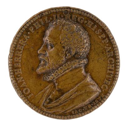 <p>1578. Bronce.</p><p></p><p>Jacopo da Trezzo fundió esta medalla en 1578 en homenaje a su amigo y compañero Juan de Herrera. El retrato de Herrera es el mejor de todos los conservados y la inscripción que lo acompaña recuerda su cargo de arquitecto del rey. Para el reverso eligió su obra más ligada al monarca, la basílica y monasterio de El Escorial; la divisa <i>A Dios y al príncipe</i> deja claros sus propósitos. Los diferentes planos del reverso quedan bien distribuidos, pero como es habitual en Trezzo, la alegoría de la Arquitectura resulta pesada y algo desproporcionada. Para el final de su perspectiva, Trezzo eligió de nuevo el templete circular, como hizo en las medallas de la reina María de Inglaterra y del cardenal Diego Espinosa.</p>
