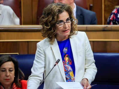 La ministra de Hacienda, María Jesús Montero, interviene en la sesión de control en el Congreso de los Diputado este miércoles.