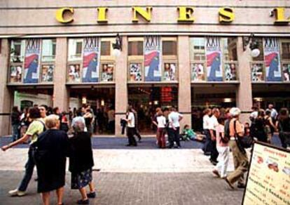 Transeúntes ante la fachada de los cines Lys de Valencia, ayer.