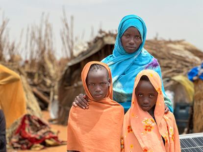 A la derecha, Ouman, de 11 años, junto a sus hermanas Nawal y Maiada, el 18 de julio. Las tres huyeron de El
Geneina con sus otros seis hermanos y su madre, y llegaron al campo de Adré hace cinco meses. "La vida en el campo no es buena" lamenta Ouman. "Nuestro refugio es demasiado pequeño para toda la familia. No tenemos lonas de plástico y es complicado cuando llueve", continúa. La niña asegura que no tienen comida suficiente para cocinar. "Con un poco de harina, podría hacer rosquillas fritas", dice con resignación. Cuando sea mayor, a Ouman le gustaría ser "líder voluntaria" en este campo de Adré porque quiere cambiar las cosas para mejorar la vida de las personas refugiadas. "Si pudiera cambiar algo, construiría una escuela aquí", concluye.