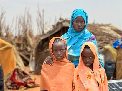 A la derecha, Ouman, de 11 años, junto a sus hermanas  Nawal y Maiada, el 18 de julio. Las tres huyeron de El 
Geneina con sus otros seis hermanos y su madre, y llegaron al campo de Adré hace cinco meses. "La vida en el campo no es buena" lamenta Ouman. "Nuestro refugio es demasiado pequeño para toda la familia. No tenemos lonas de plástico y es complicado cuando llueve", continúa. La niña asegura que no tienen comida suficiente para cocinar. "Con un poco de harina, podría hacer rosquillas fritas", dice con resignación. Cuando sea mayor, a Ouman le gustaría ser "líder voluntaria" en este campo de Adré porque quiere cambiar las cosas para mejorar la vida de las personas refugiadas. "Si pudiera cambiar algo, construiría una escuela aquí", concluye.