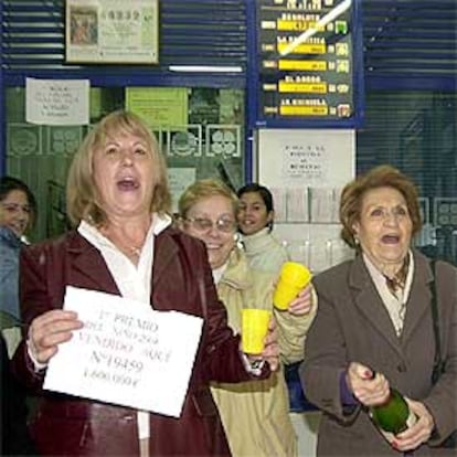 Vecinos del madrileño barrio de Carabanchel celebran su suerte.