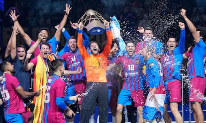 Gonzalo Pérez de Vargas levanta junto a sus compañeros el trofeo de campeones de Europa.