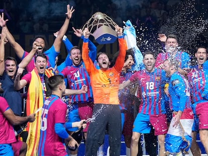 Gonzalo Pérez de Vargas levanta junto a sus compañeros el trofeo de campeones de Europa.