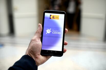 Una persona utiliza desde su teléfono móvil la aplicación ‘Radar Covid’, en Madrid este jueves