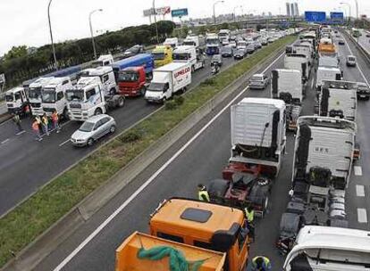 La concentración de camiones en la A-1 provocó ayer grandes retenciones a la entrada de Madrid.