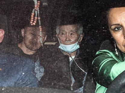 Alberto Fujimori en un auto con su hijo Kenji, al salir del penal de Barbadillo, este 6 de diciembre.