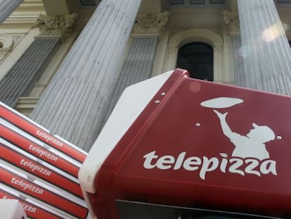Moto de Telepizza frente a la Bolsa de Madrid.