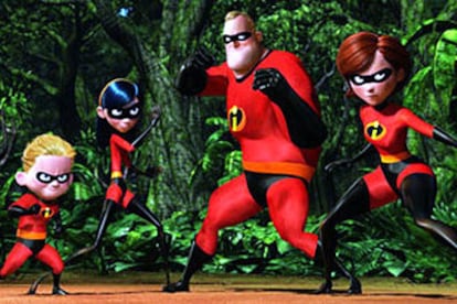 Helen Parr, <i>Elastigirl</i>, aplica sus superpoderes pasando el aspirador.