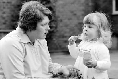 Louise Brown en 1980 con su madre Lesley Brown en su casa de Bristol.  