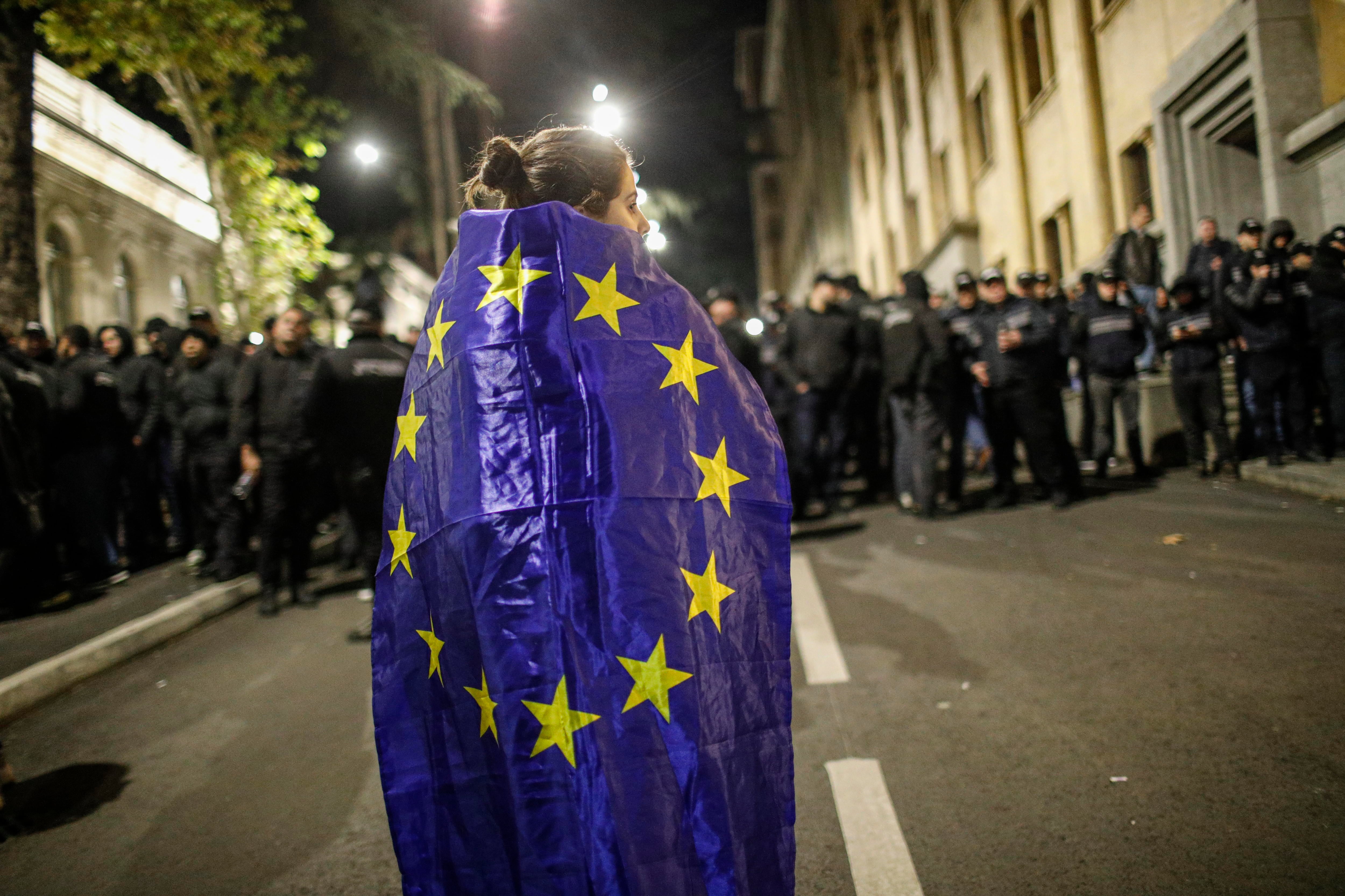 Una manifestante con la bandera de la UE en Tbilisi, Georgia, en octubre de 2024.