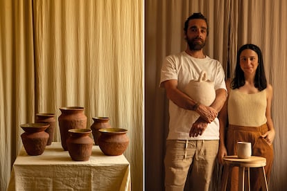 Jaime Mato y Sonia Pueche viven y trabajan en Ávila, aunque antes el taller de su proyecto, Época, estaba en San Lorenzo de El Escorial. Su mundo es el de la cerámica, y con sus piezas recuperan formas ancestrales, como la de los cántaros (izquierda).