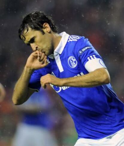 Raúl se besa el anillo tras marcar su gol.