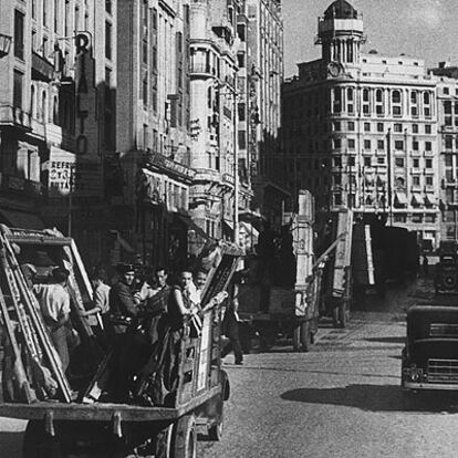 De regreso de Ginebra, la caravana de camiones con las obras maestras pasa por la Gran Vía de Madrid camino del Museo del Prado el 9 de septiembre de 1939. Foto de Martín Santos Yubero perteneciente a la colección Cristina Álvarez de Sotomayor.