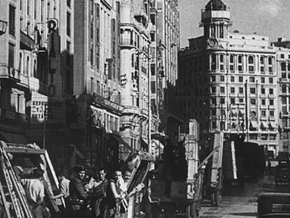 De regreso de Ginebra, la caravana de camiones con las obras maestras pasa por la Gran Vía de Madrid camino del Museo del Prado el 9 de septiembre de 1939. Foto de Martín Santos Yubero perteneciente a la colección Cristina Álvarez de Sotomayor.