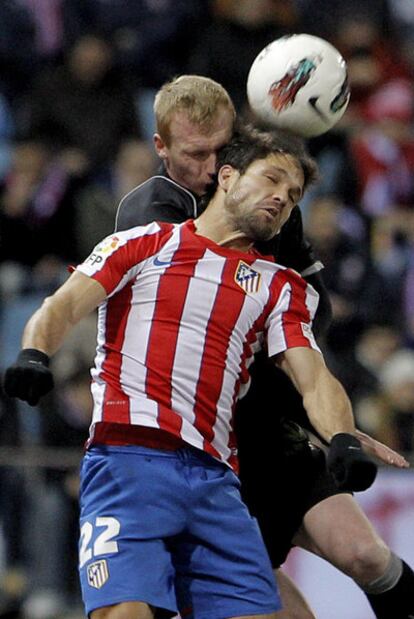 Diego cabecea el balón ante Mathieu.