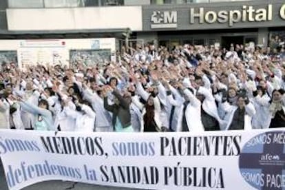 Mdicos madrile?os en huelga contra la privatizacin de la sanidad pblica durante la pasada jornada de paro frente al Hospital de La Paz. EFE/Archivo