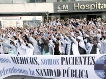 Médicos madrileños en huelga contra la privatización de la sanidad pública durante la pasada jornada de paro frente al Hospital de La Paz. EFE/Archivo