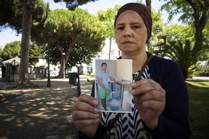 Khadija muestra una foto de su hijo Ilias, muerto en el centro de menores de Tierras Oria (Almería).