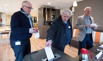 El vicepresidente de la Comisión Europea Frans Timmermans, a la izquierda, vota este miércoles en Heerlen.