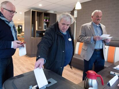 El vicepresidente de la Comisi&oacute;n Europea Frans Timmermans, a la izquierda, vota este mi&eacute;rcoles en Heerlen.