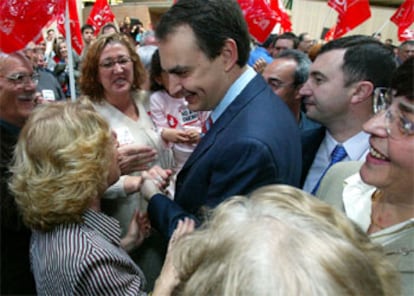 José Luis Zapatero, ayer en Girona, rodeado de militantes socialistas.