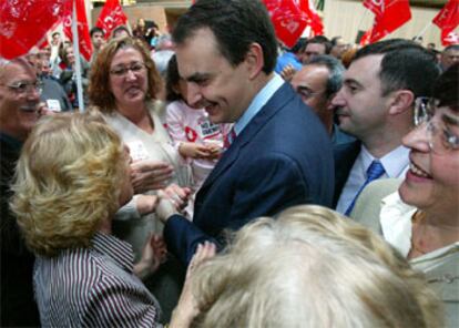 José Luis Zapatero, ayer en Girona, rodeado de militantes socialistas.