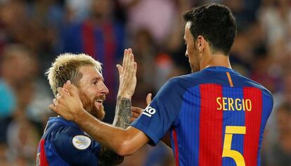 Busquets, con Messi.