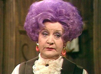 Mollie Sudgen, como la señora Slocombe en la serie <i>¿Le atiende alguien?</i>