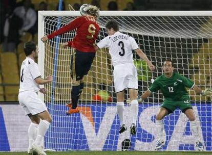 Torres marca de cabeza su tercer gol, el tercero de España.